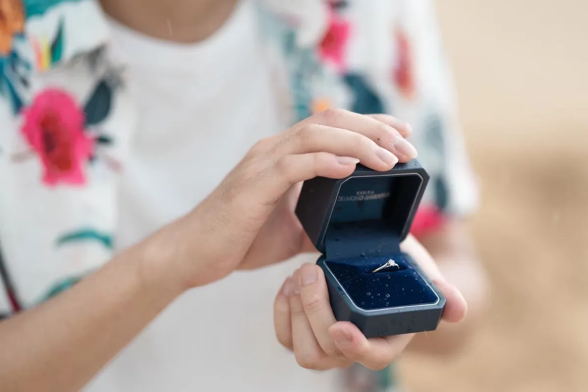 リングケースに入れられた婚約指輪