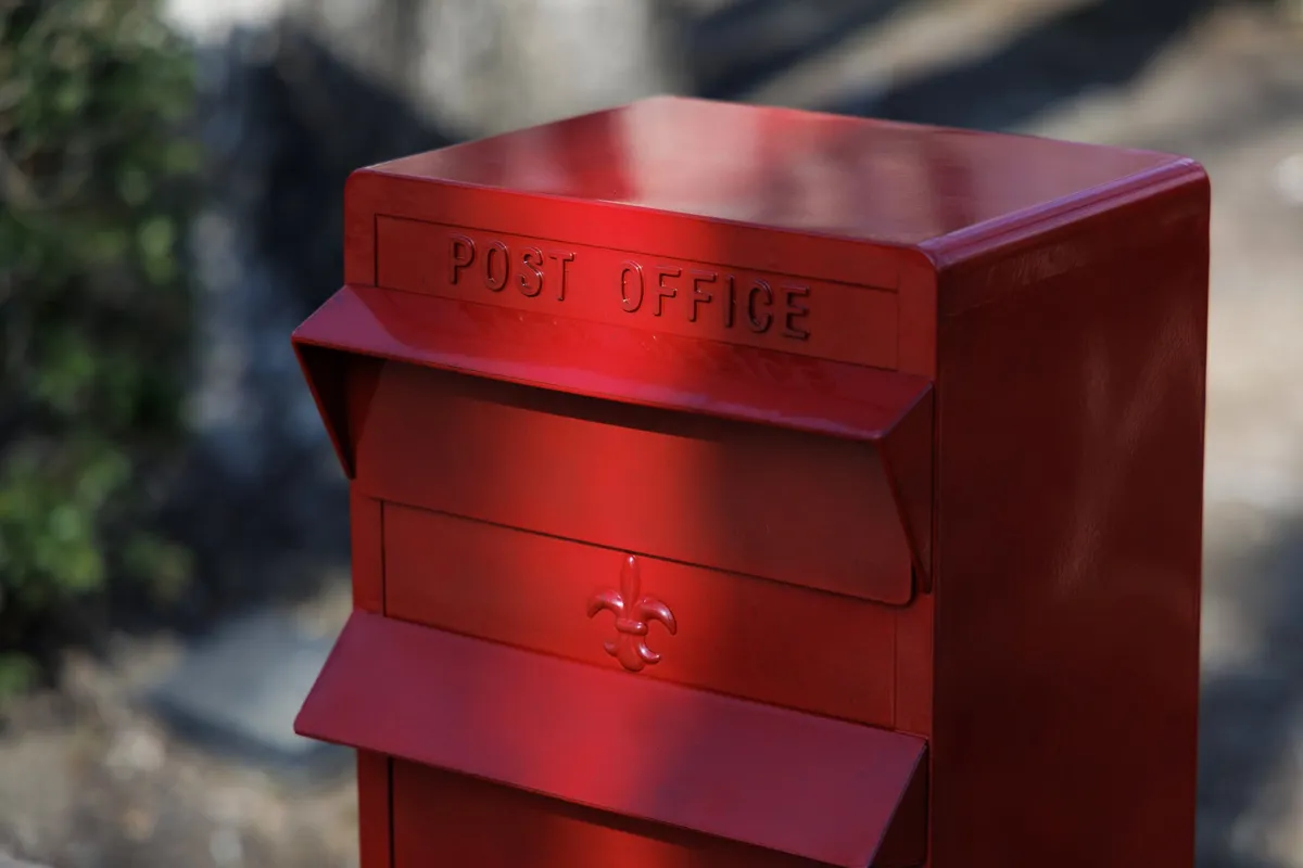 物語の鍵を握る古い写真と封筒