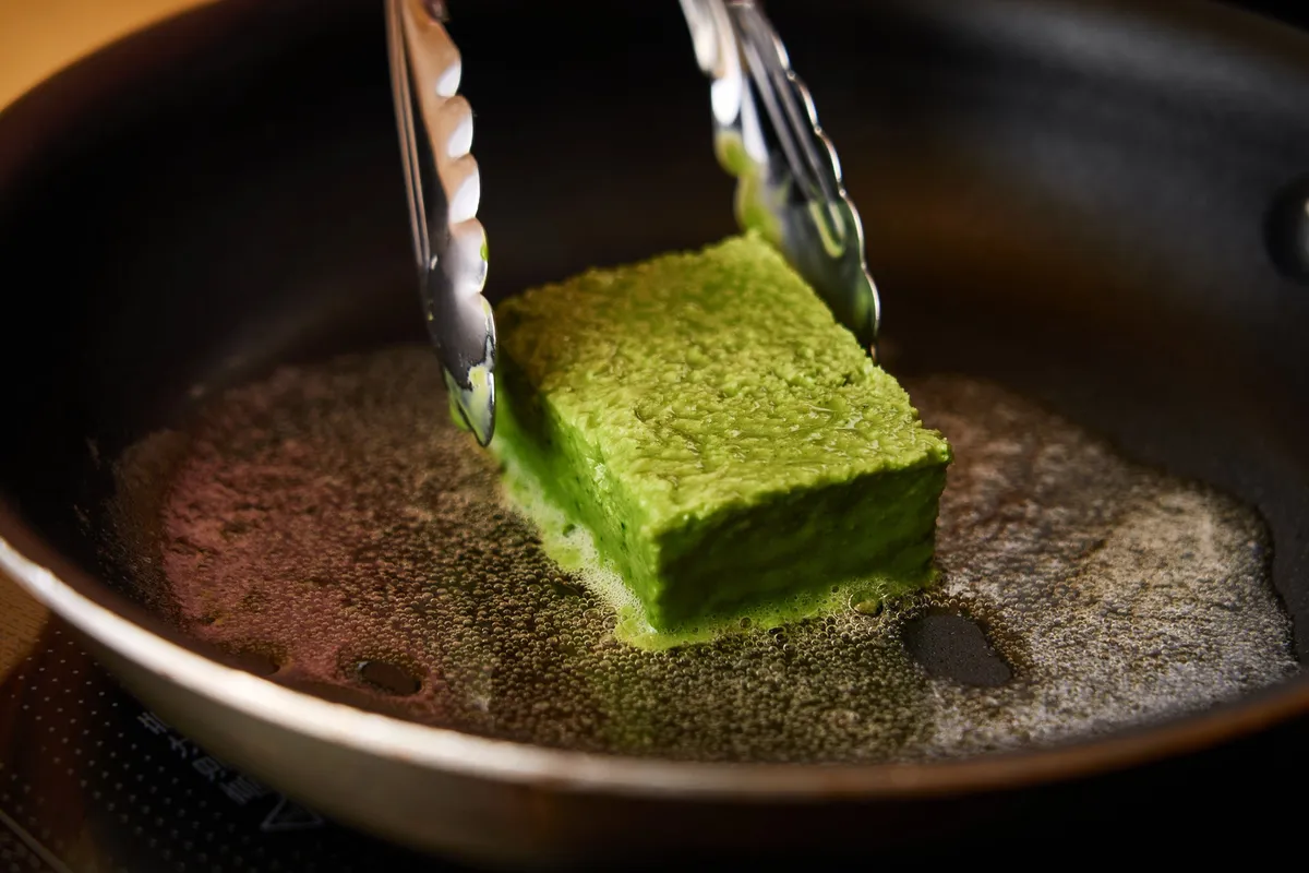 バターの香りが漂う、抹茶フレンチトーストを焼き上げる臨場感