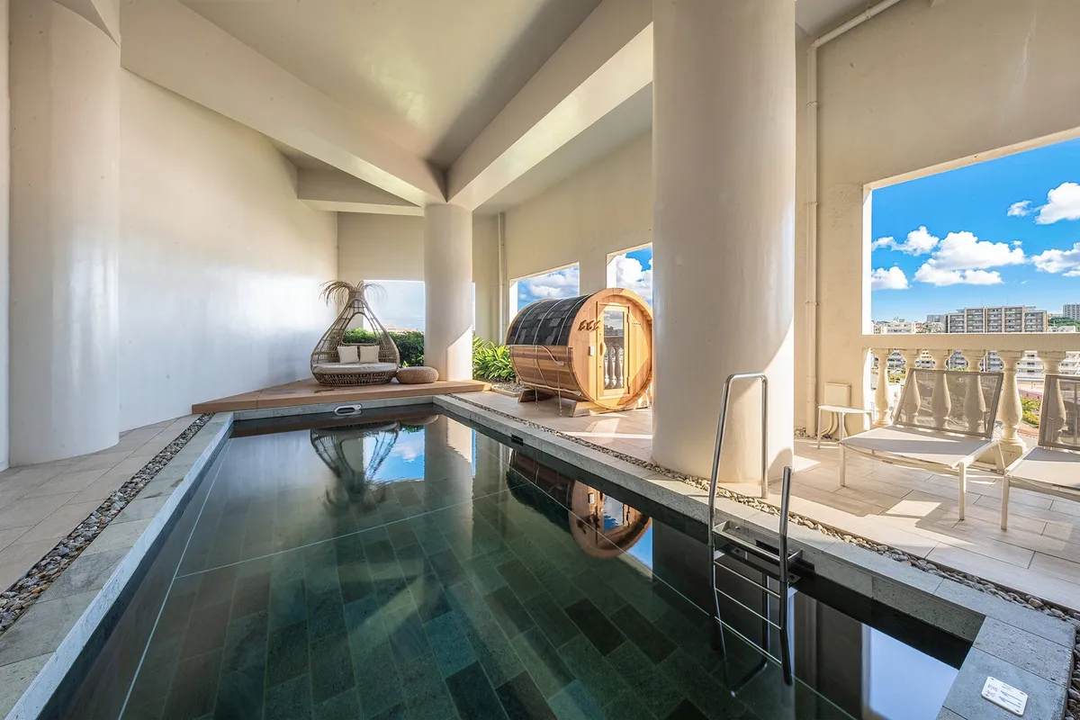 テラスのデイベッドとプールエリア