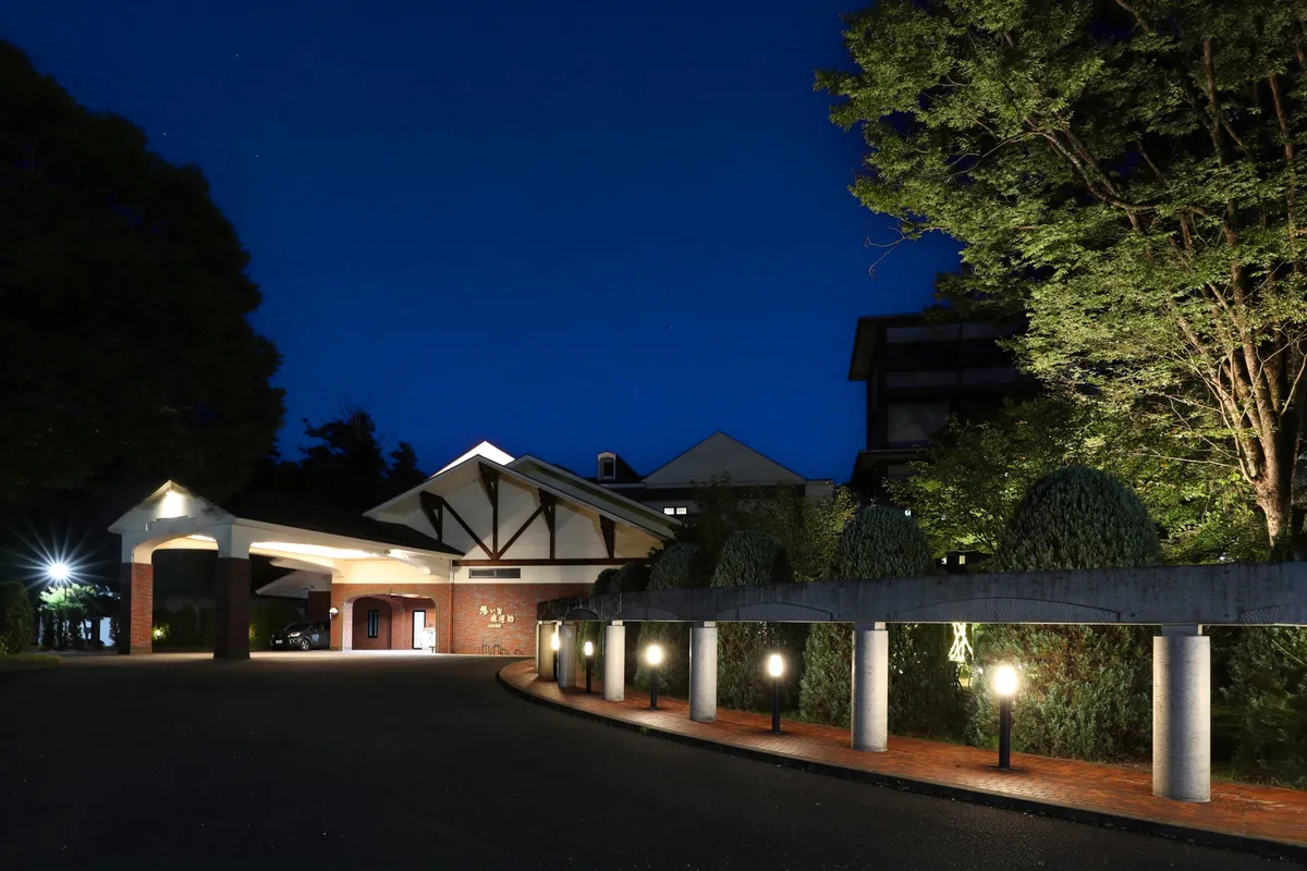 夜の静寂に包まれ、美しくライトアップされた袋田温泉 思い出浪漫館の外観