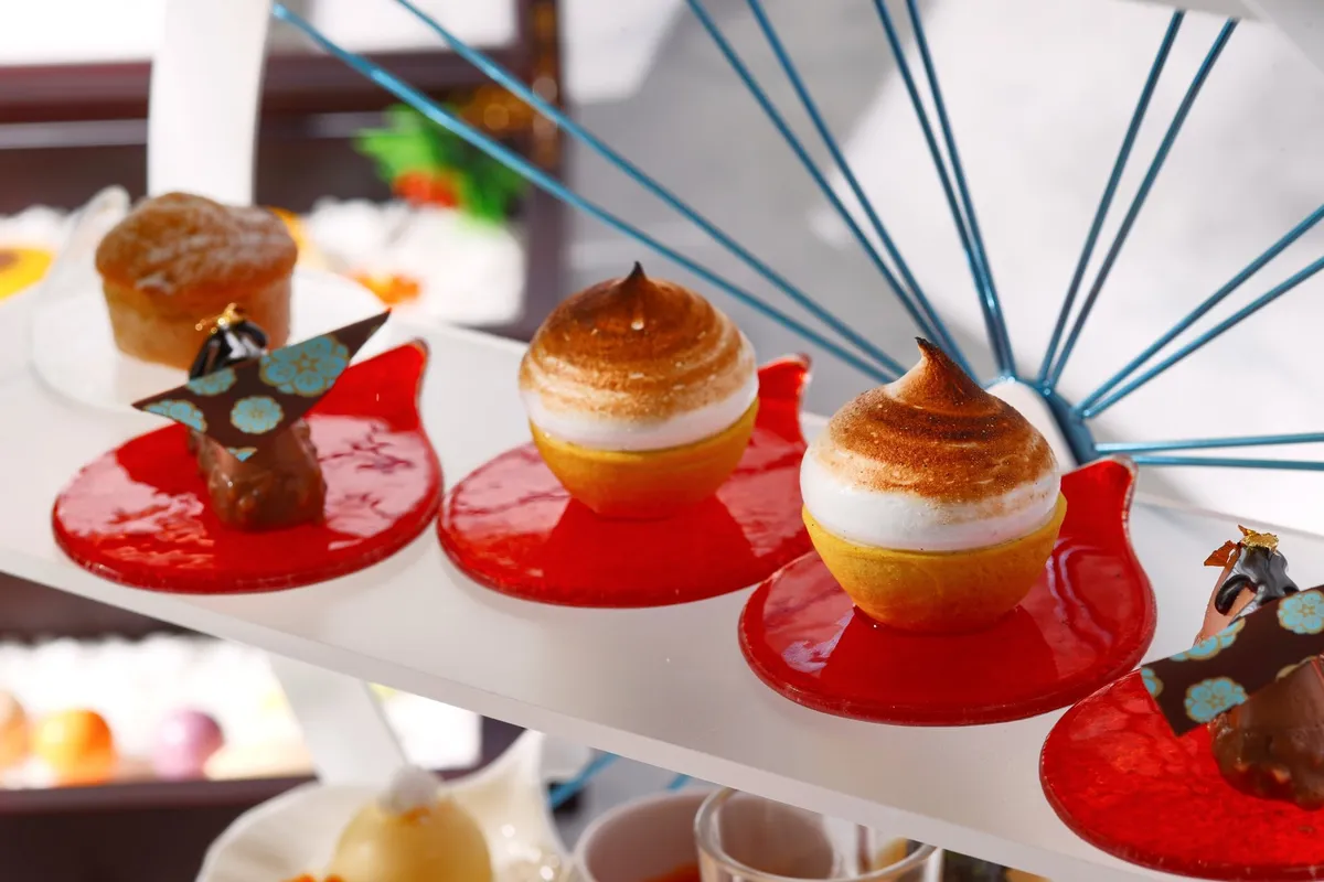 繊細なデコレーションが施された夏のスイーツ