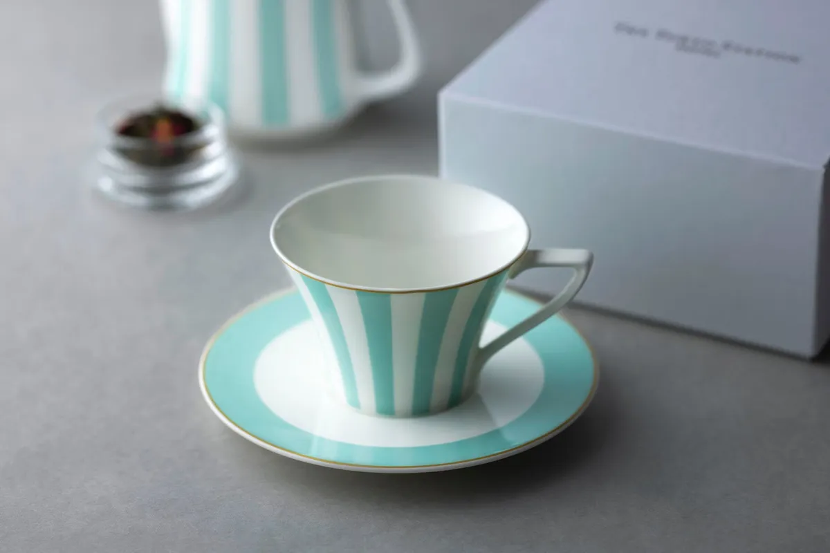 NARUMI製ボーンチャイナのカップ＆ソーサー