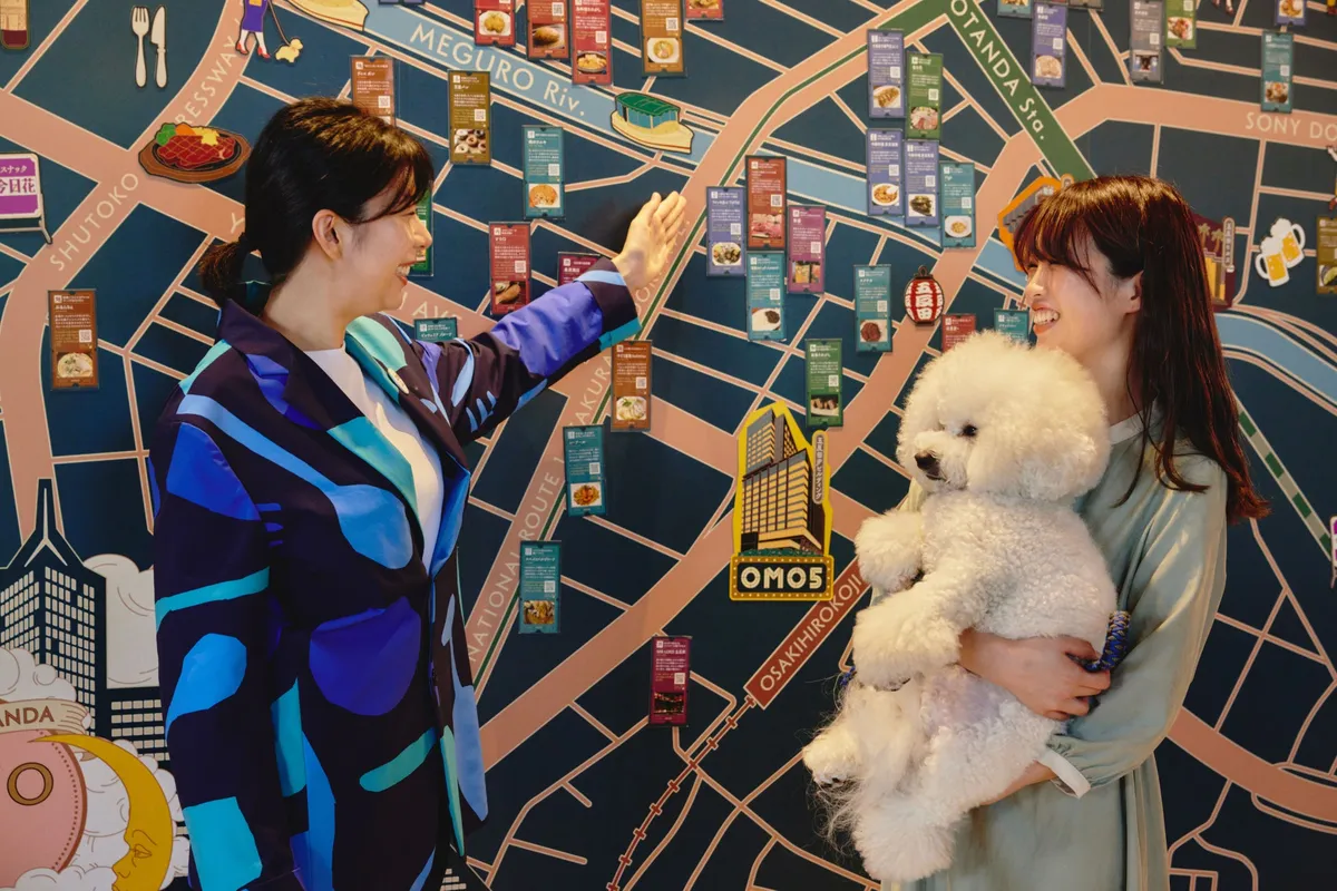 ご近所マップで情報を案内するスタッフ