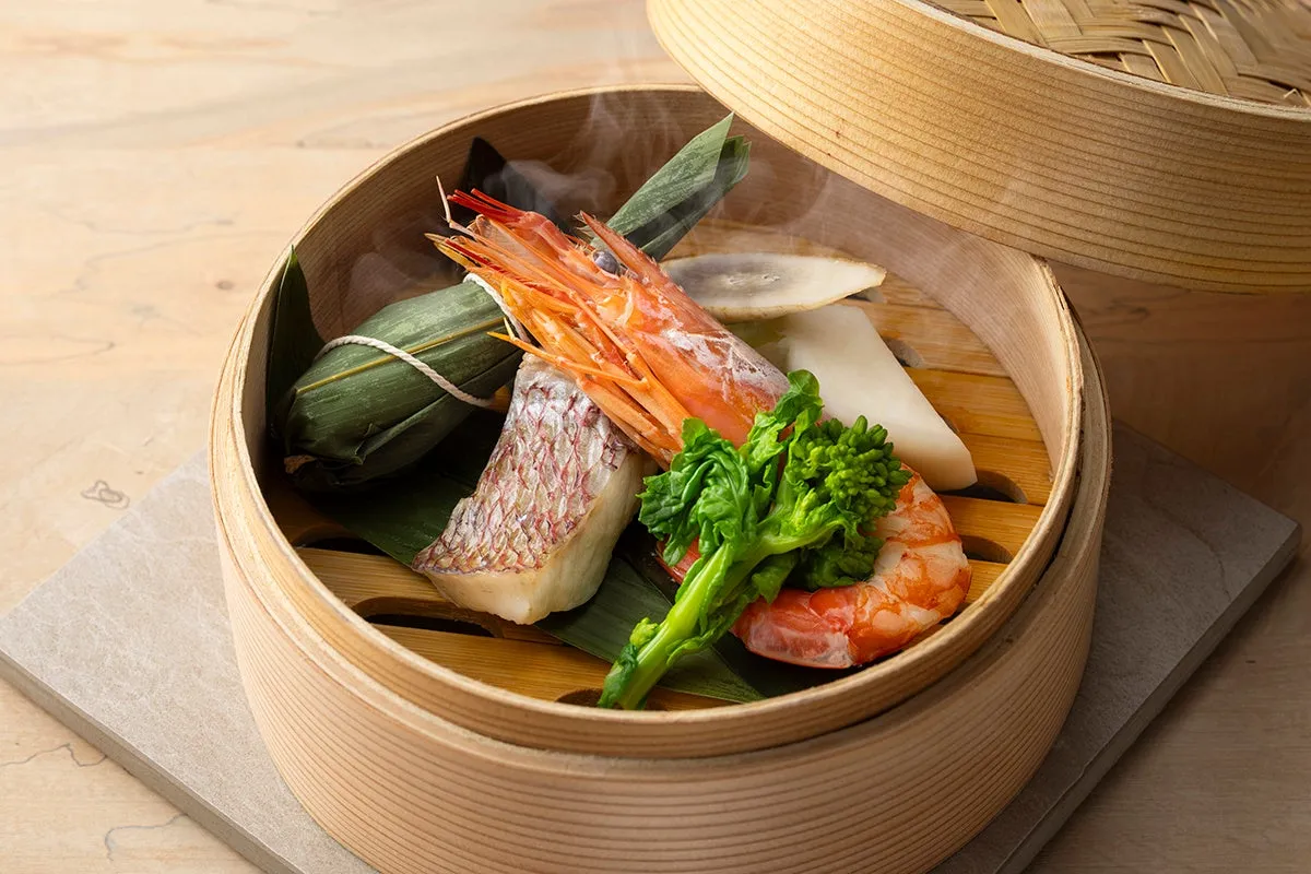 鯛と才巻海老を蒸し上げた香り豊かなせいろ蒸し