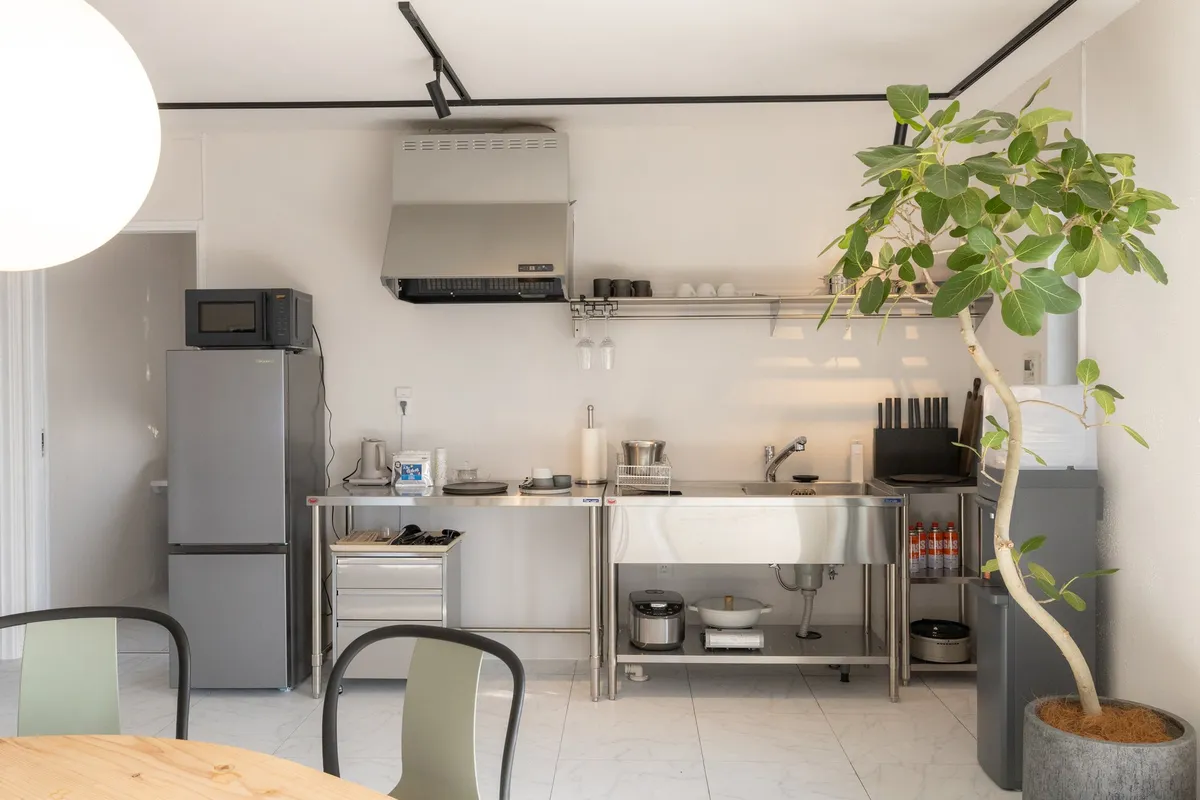 自炊も楽しめる機能的なキッチン