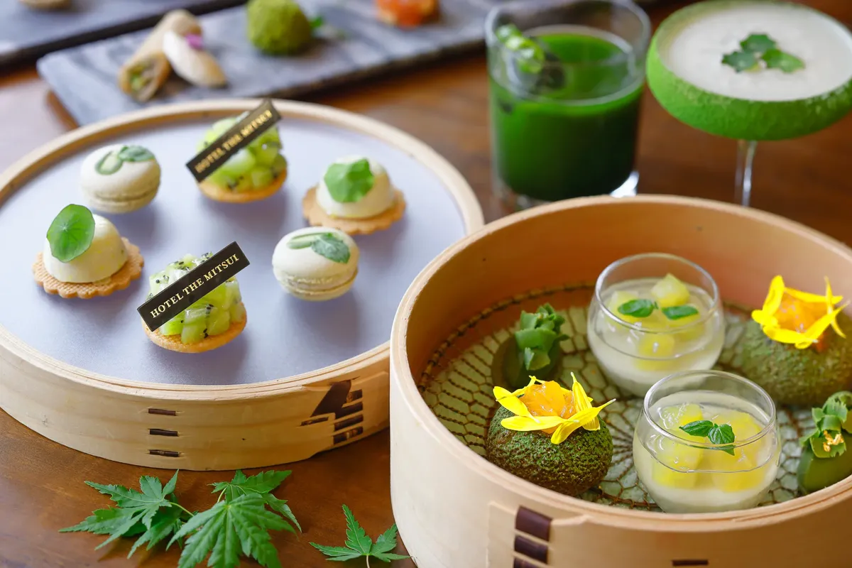 メロンやキウイを使用した繊細なスイーツのアップ