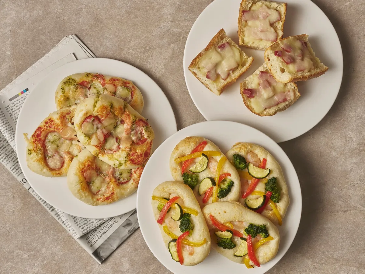 彩り豊かな野菜のフォカッチャやハムとチーズのセイヴォリー・ブレッド