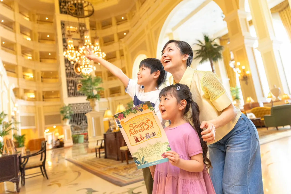 ロビーで冒険を楽しむ親子