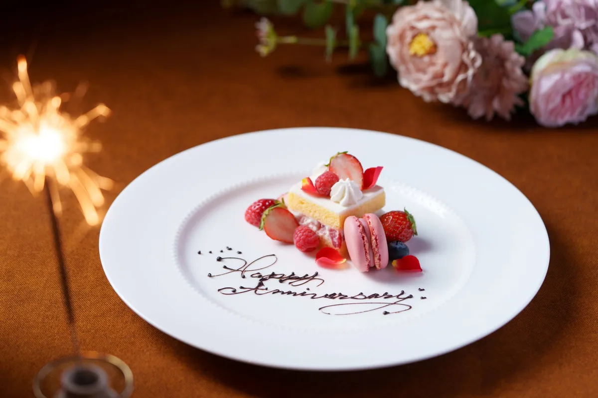 メッセージが添えられた華やかなデザートプレート