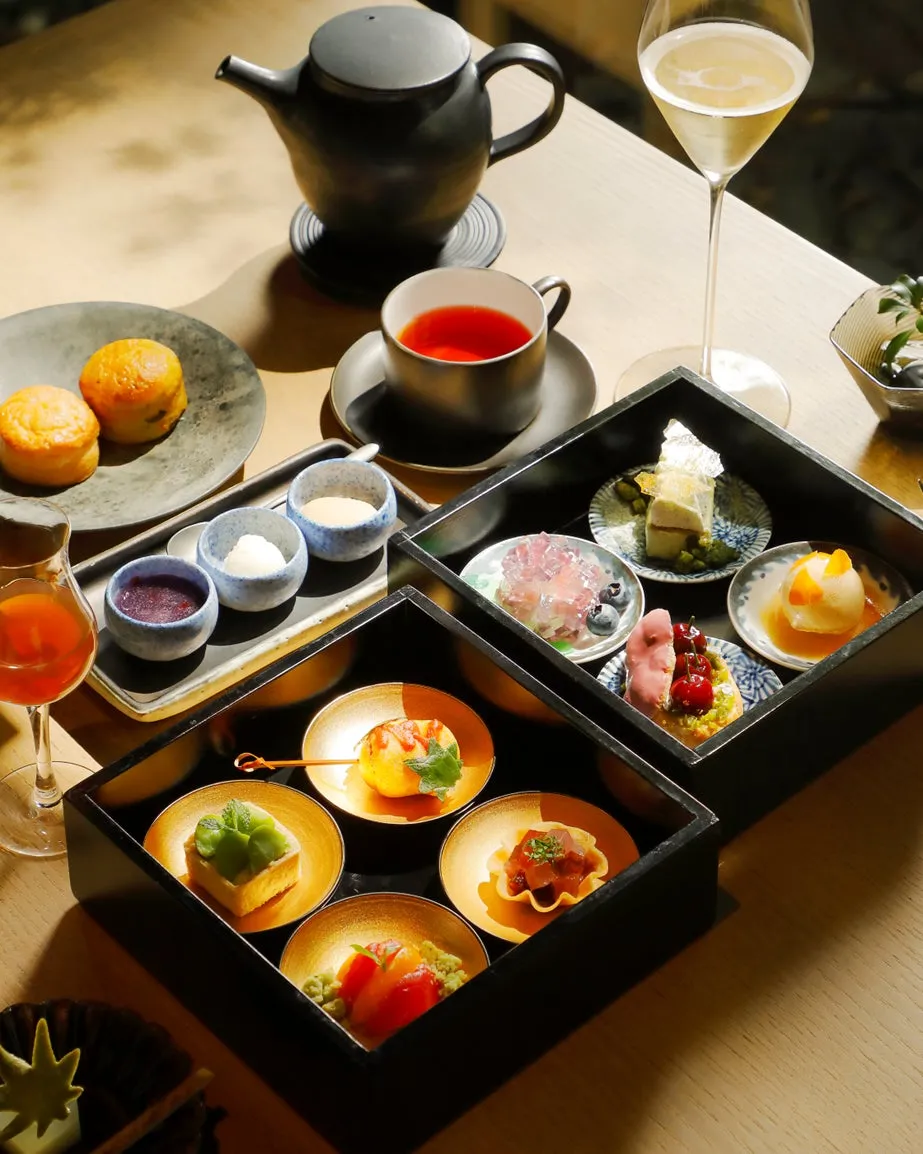 重箱に美しく並べられた紫陽花アフタヌーンティーのセット