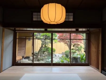 美しい庭園を望む開放的な客室。愛犬とともにゆったりとした時間を過ごせる