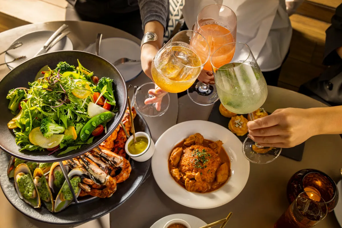 カクテルで乾杯する華やかなシーン