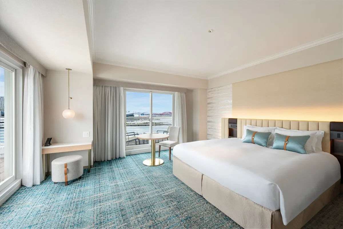 ブルーを基調とした落ち着きのあるコンフォートルームの内装