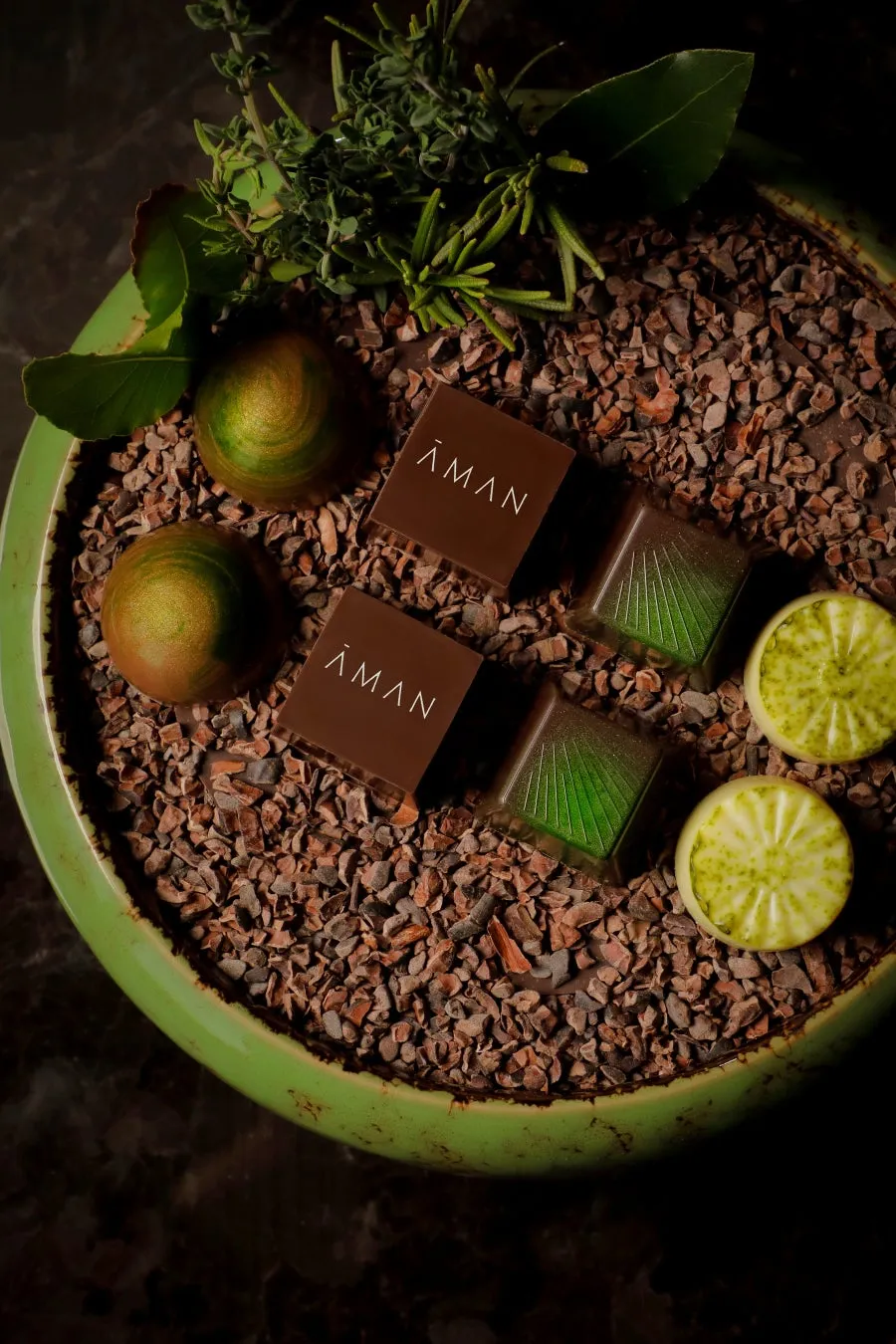 プランターをイメージした器に並ぶ、ハーブが香る色鮮やかなボンボンショコラ。