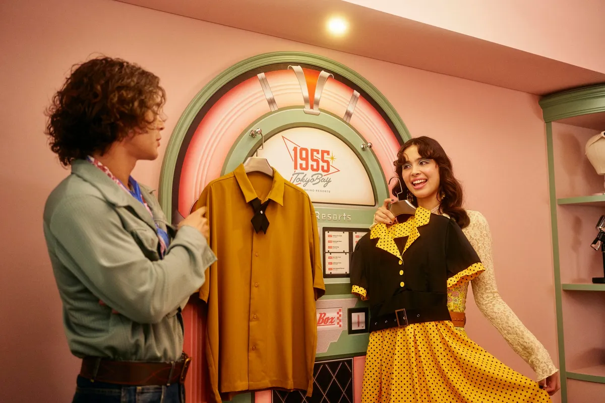 ジュークボックス型のハンガーにかけられた50年代風の衣装