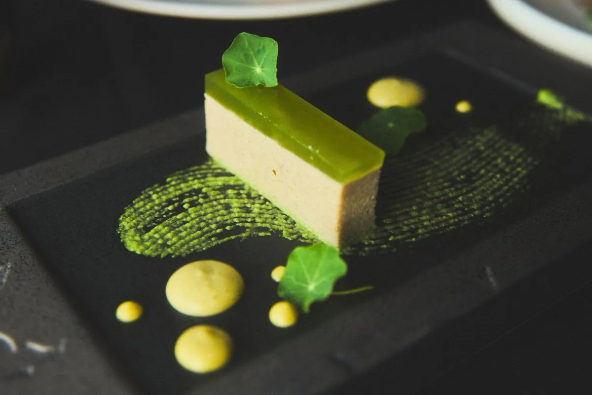 清流をイメージした鮎のテリーヌ