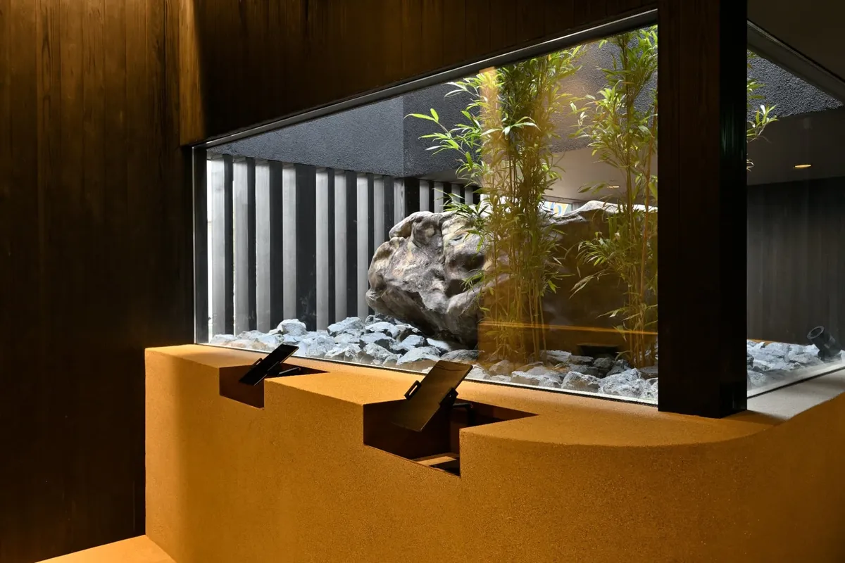 坪庭を望む落ち着いた雰囲気の無人チェックインカウンター