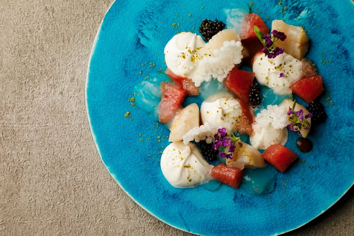 鮮やかなブルーが映える帆立の前菜