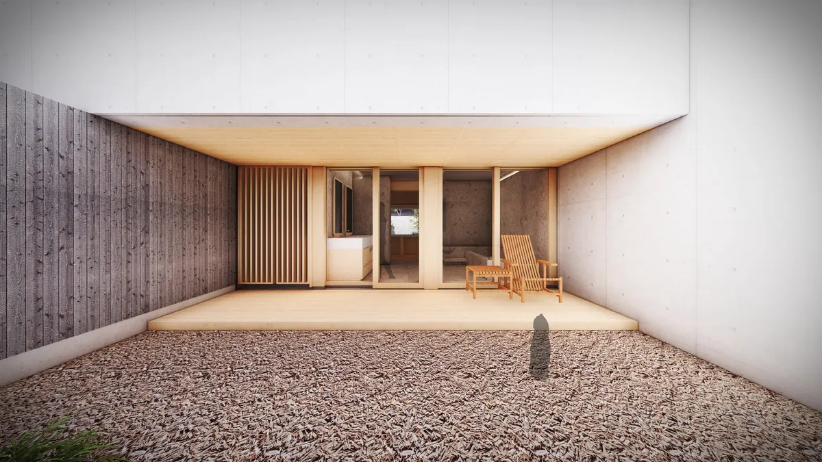 ウッドチップが敷かれた広々としたプライベートドッグラン