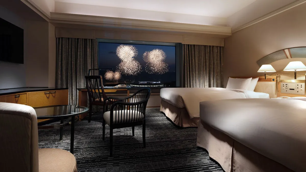 落ち着いた客室の窓越しに広がる美しい花火の輝き