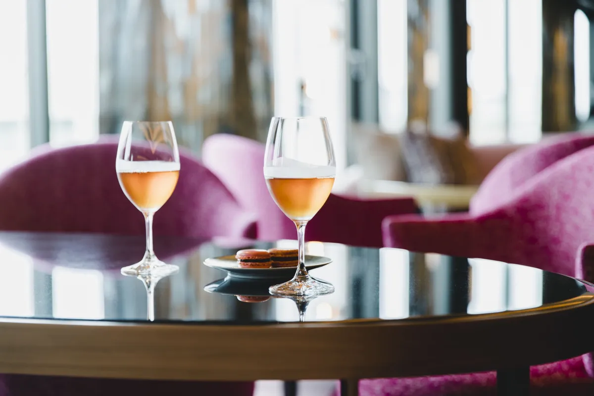 ワイングラスに注がれた香り高いフォションビール