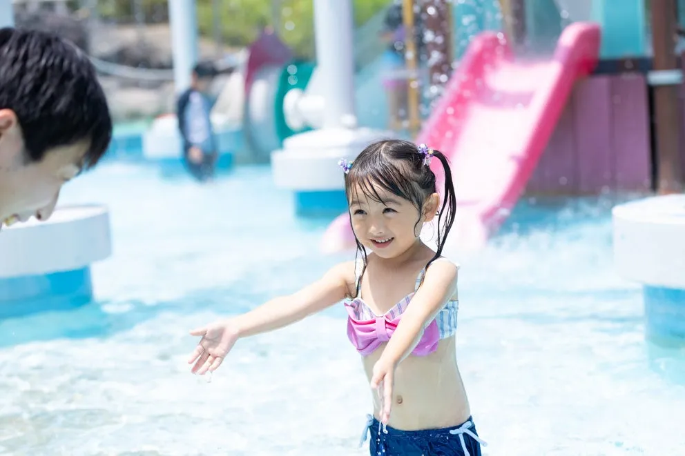 笑顔で水遊びを楽しむお子さまの様子