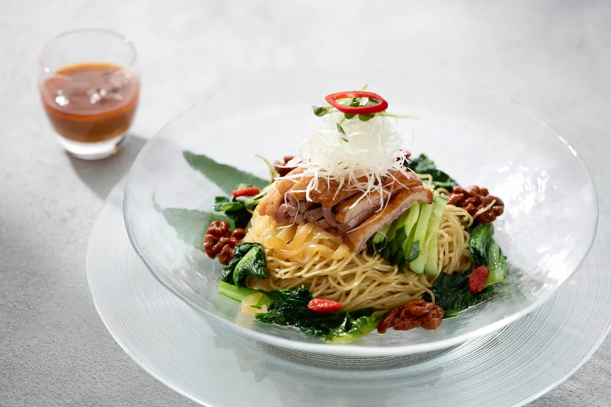 香ばしいローストダックと濃厚なくるみソースが調和する冷やし麺