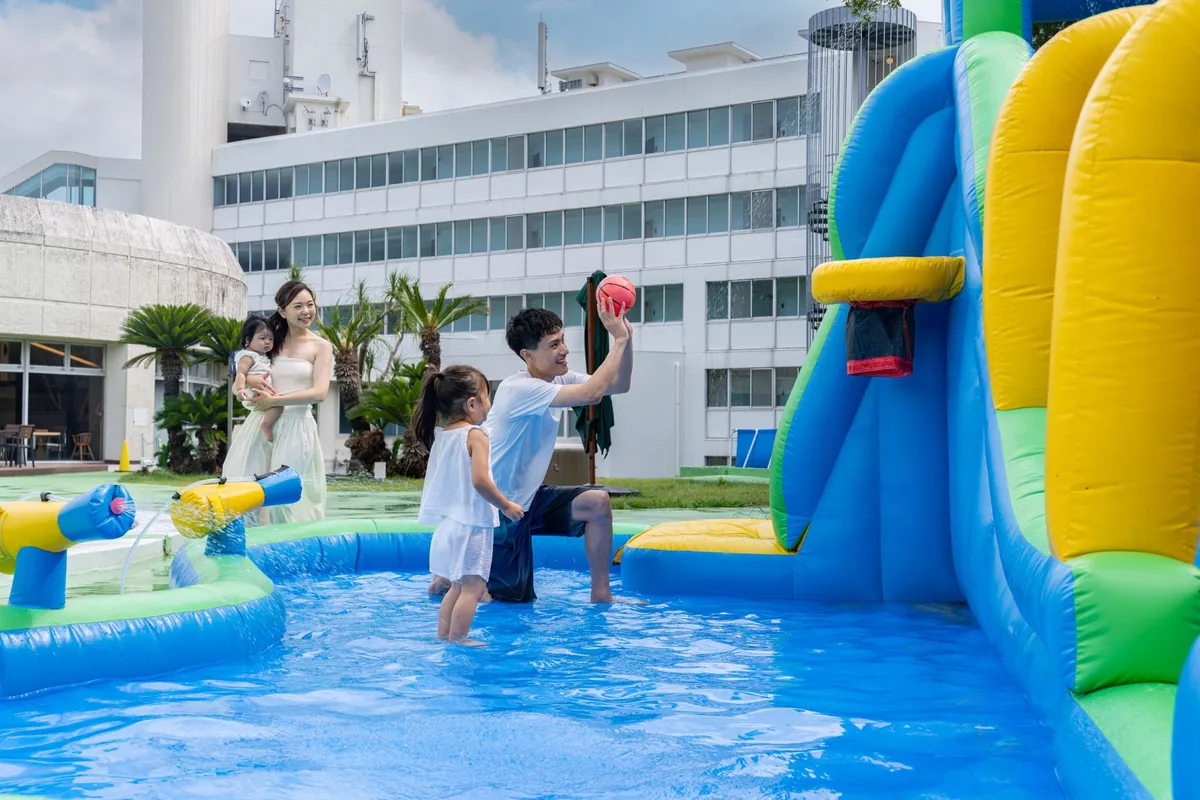 お子さま用のエアスライダーが設置されたプール