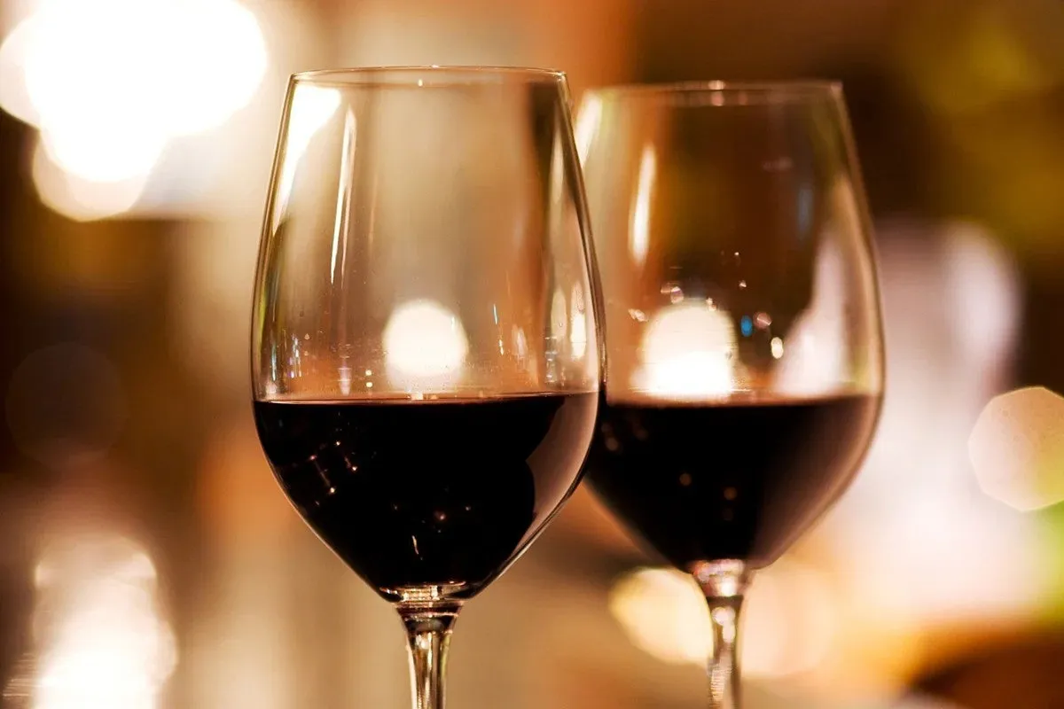 フリーフローで楽しめる赤ワインのグラス