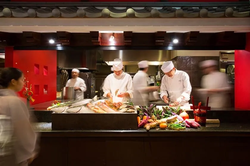 活気あふれるオープンキッチン