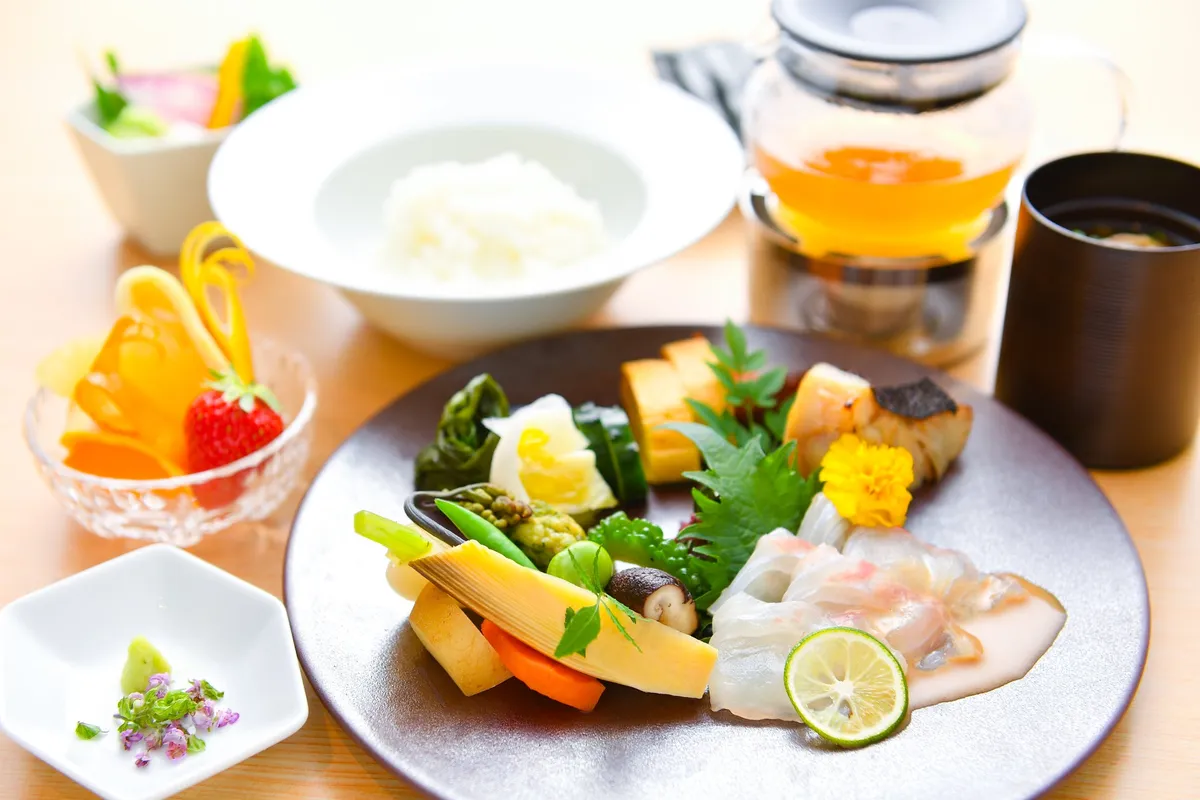 お造りや煮物など旬の味覚を詰め込んだ彩り豊かな和朝食