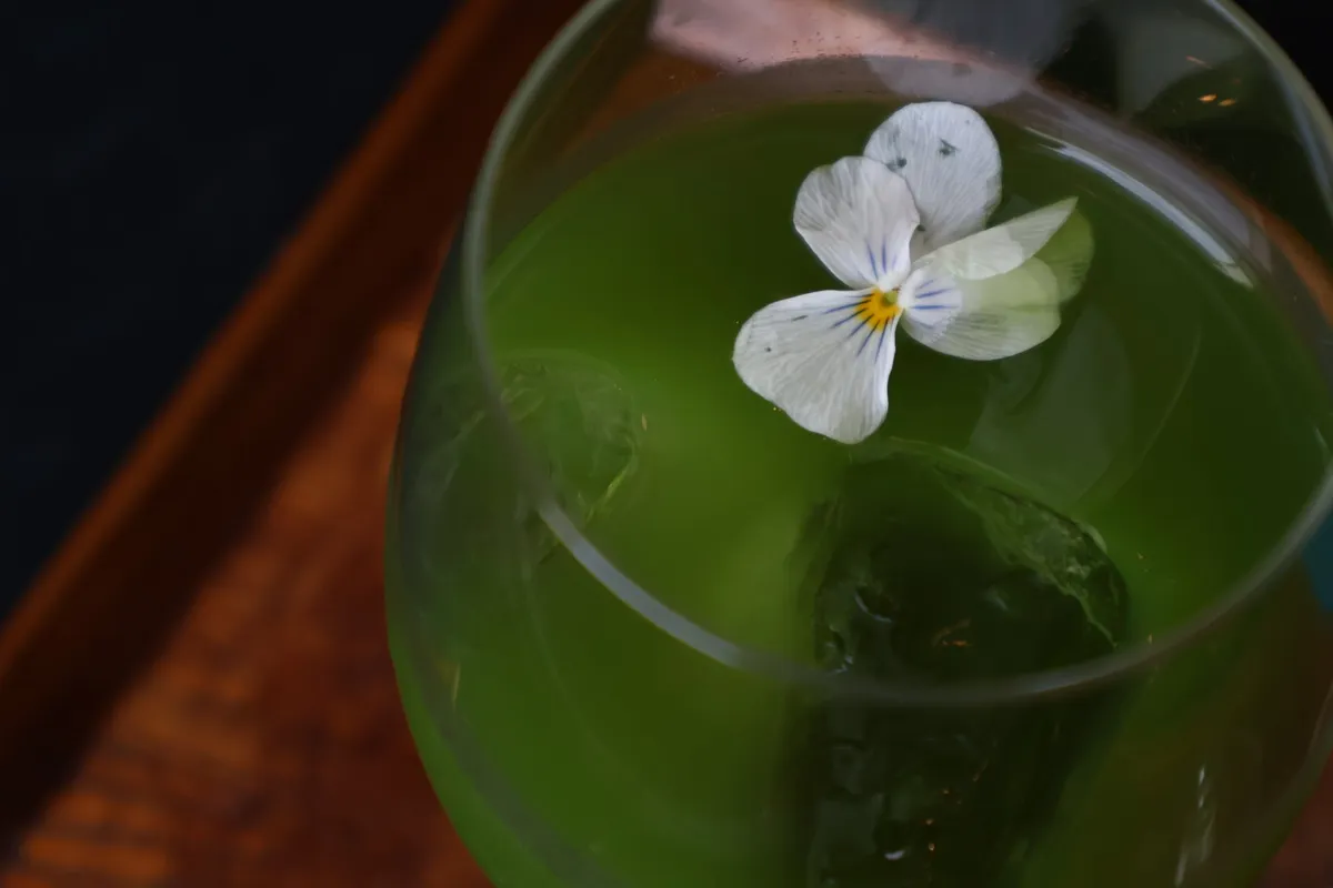 エディブルフラワーが浮かぶノンアルコールカクテル安芸の凪