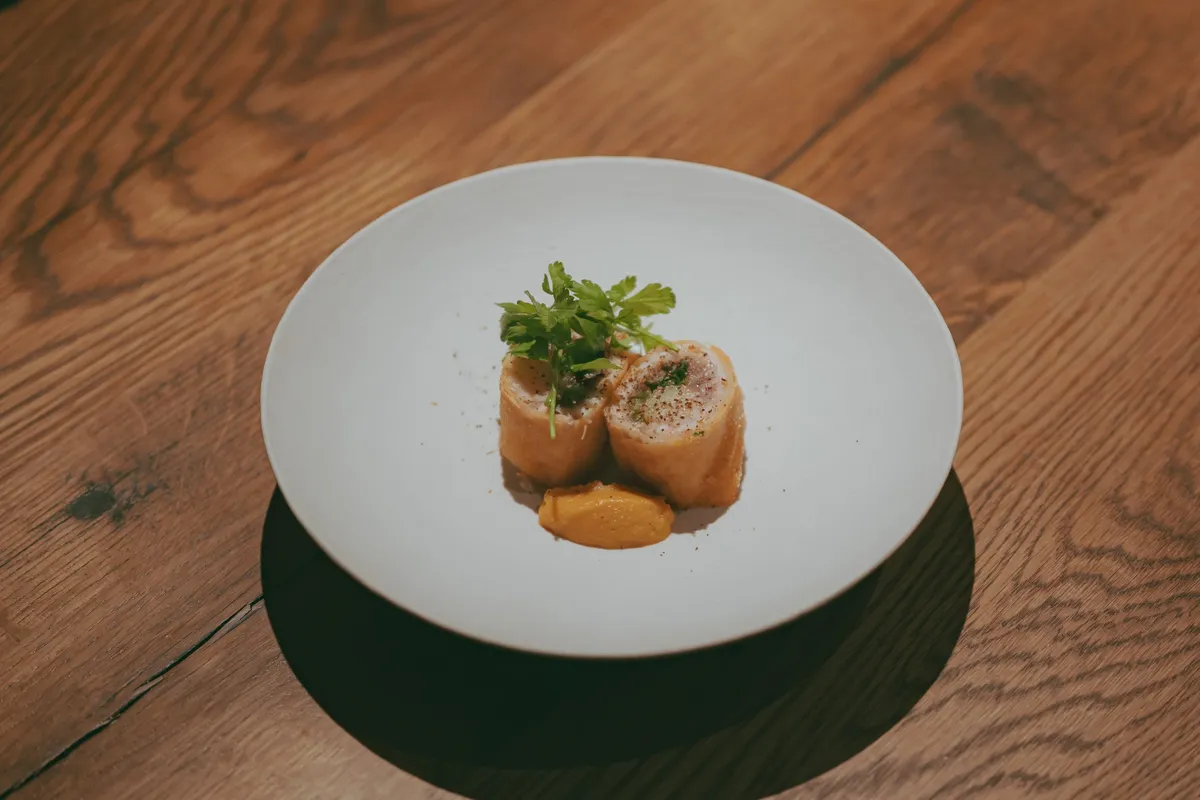 サクッとした食感とソースの調和が楽しめる揚げ物料理