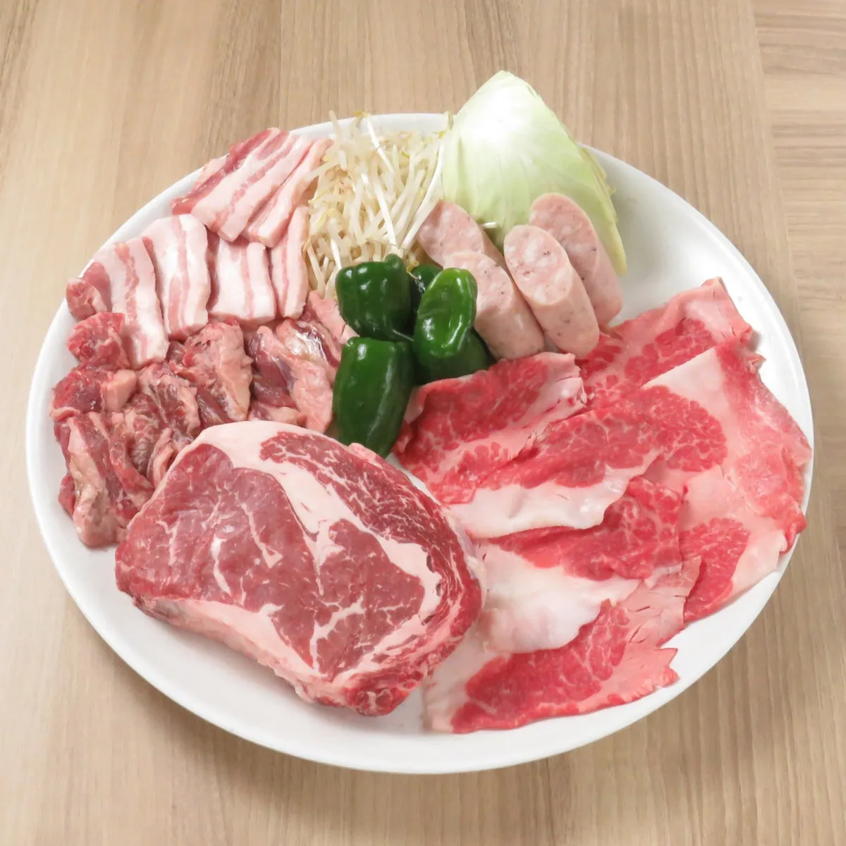 第2弾ハワイアンBBQプレート、大きな塊ステーキとソーセージの盛り合わせ