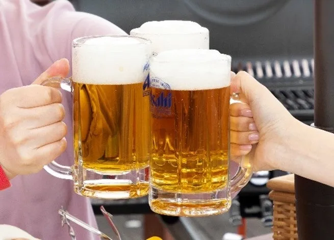 冷えた生ビールジョッキで乾杯するシーン