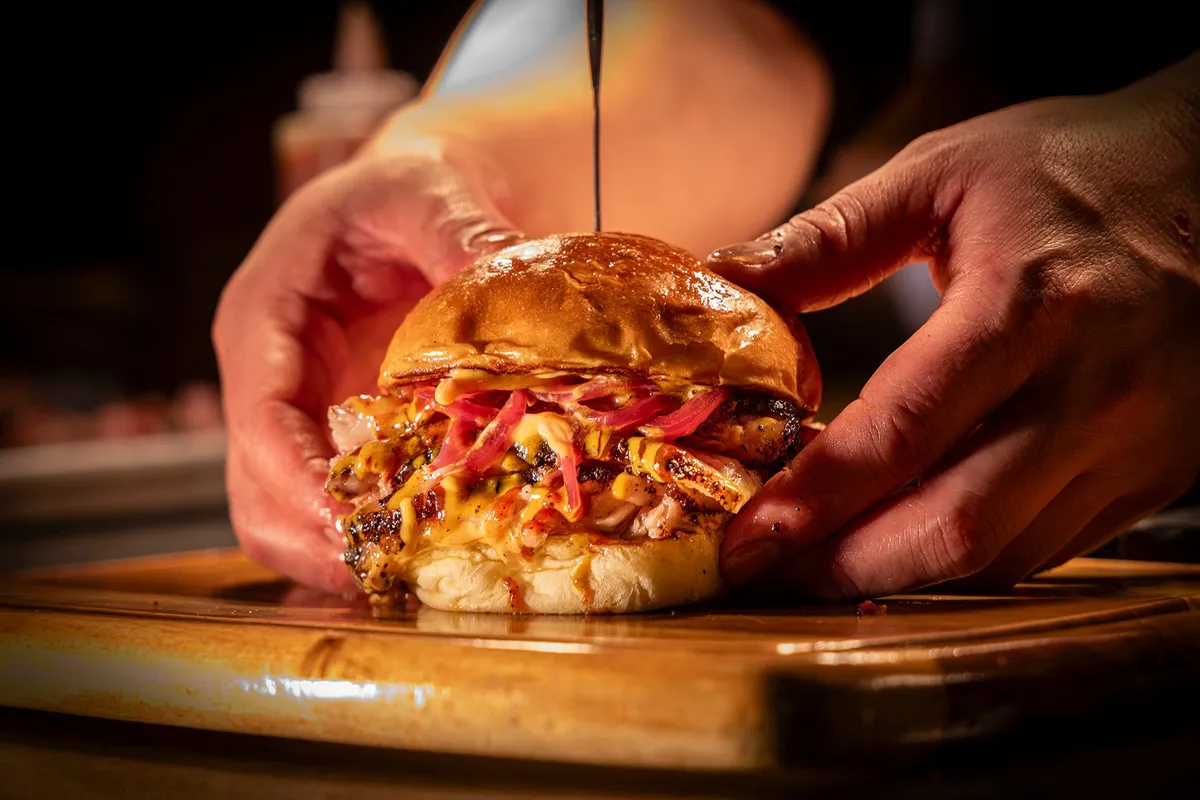 「スモークブリスケットバーガー」とフレンチフライ