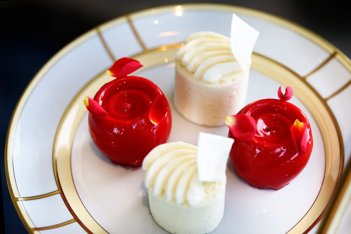 焼きたてのスコーンとクリーム