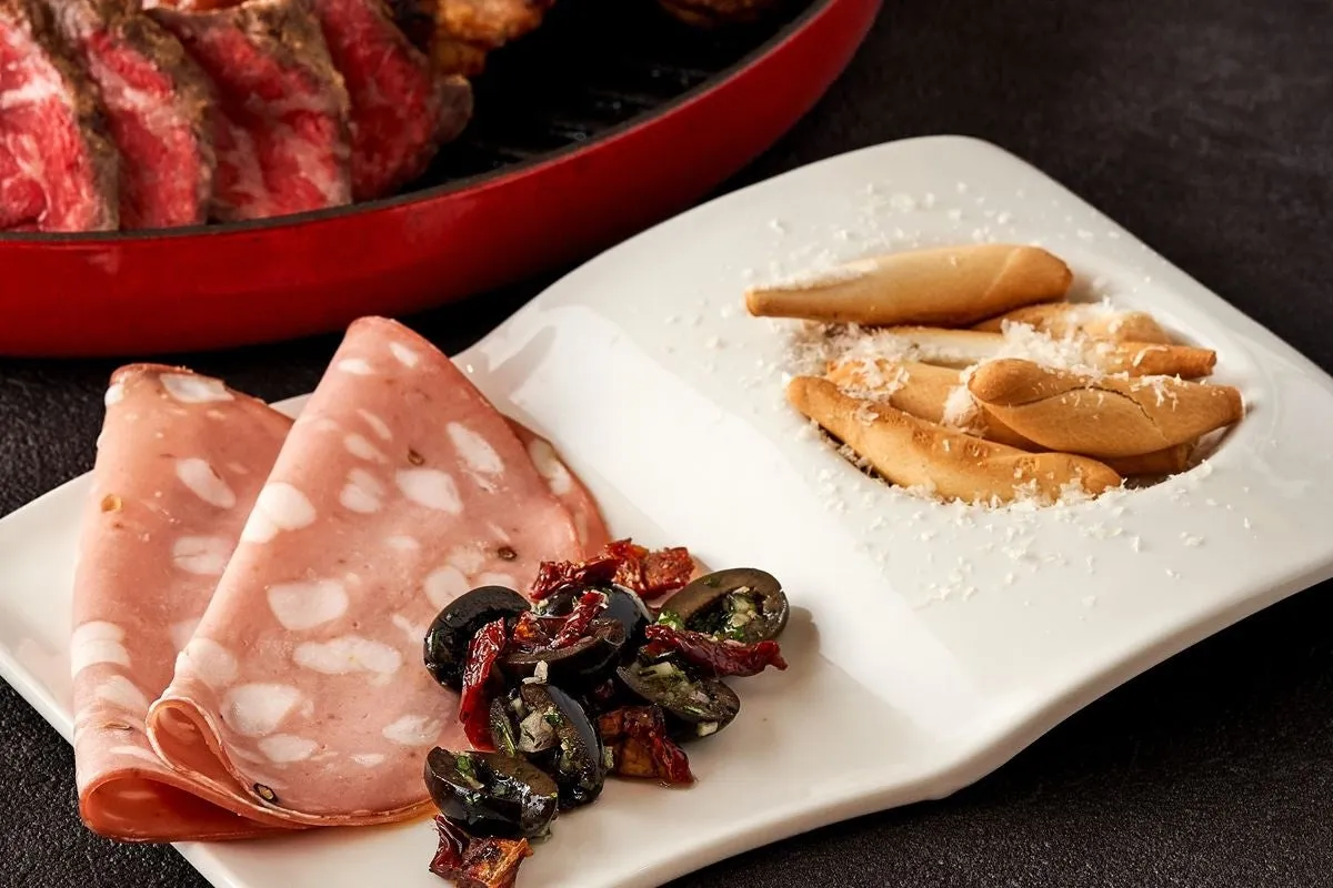 フリードリンクのメニューとテラス席の様子