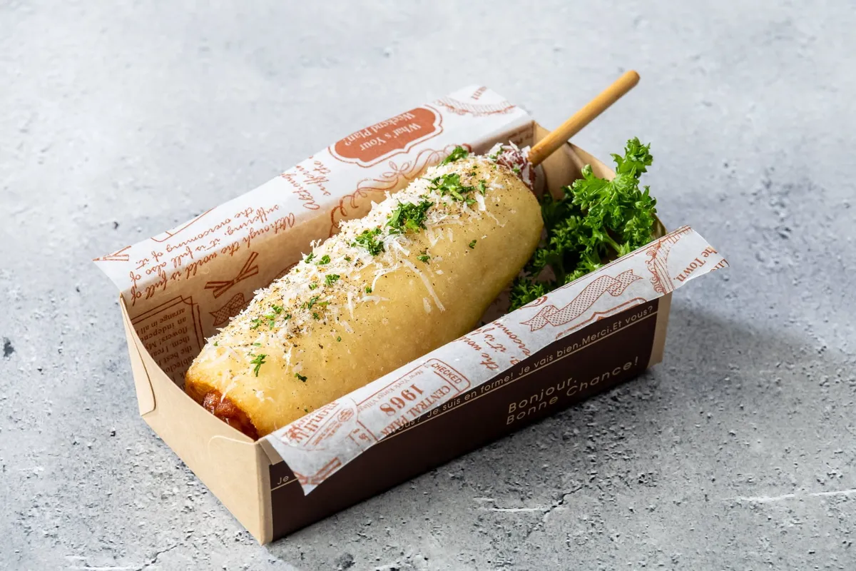 プールを一望できる開放的なガラス張りのラグナサウナ