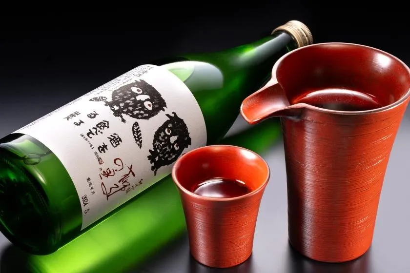 地酒「獅子の里」と美しい朱塗りの酒器