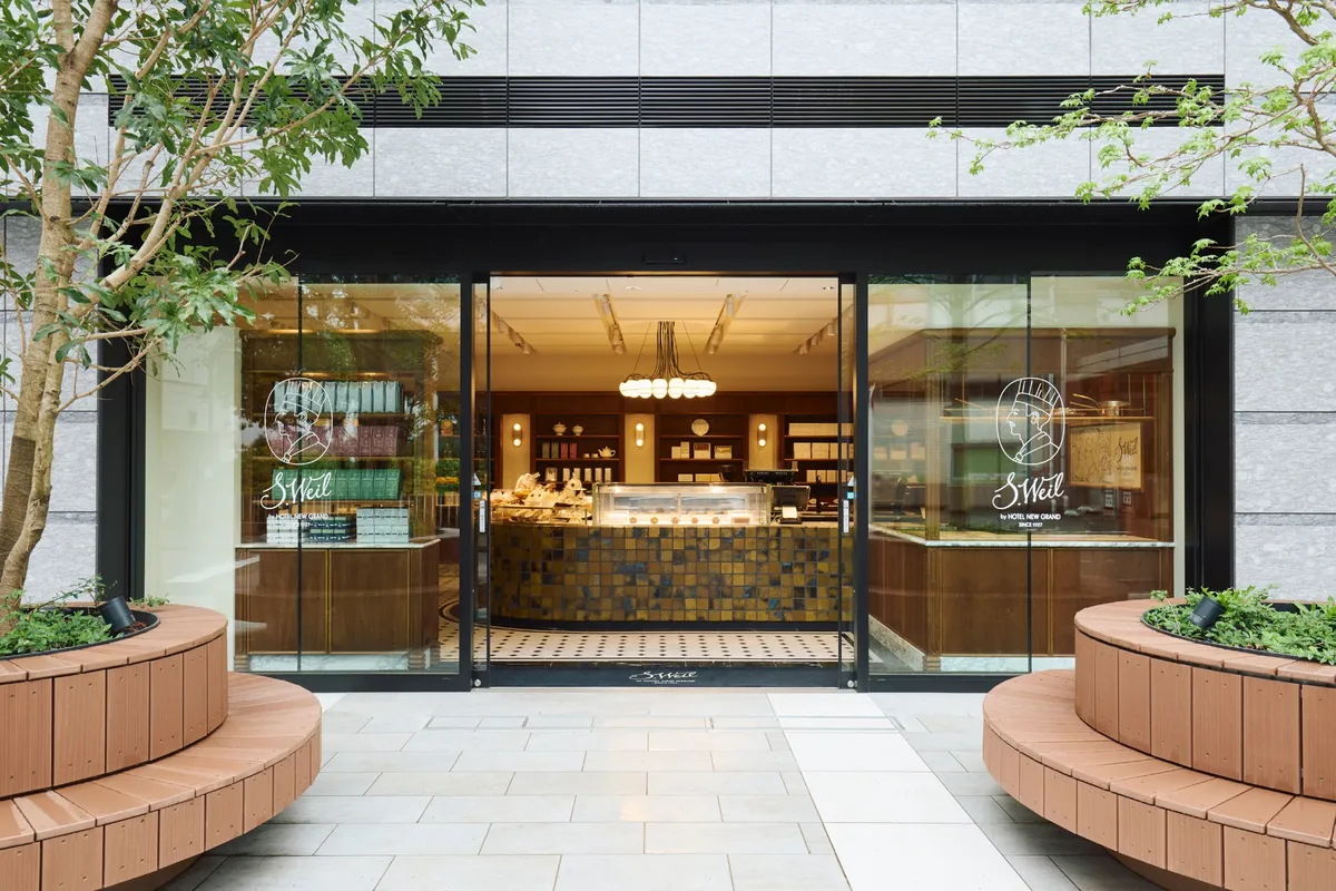 ガラス張りの開放感あるS.Weil店舗外観