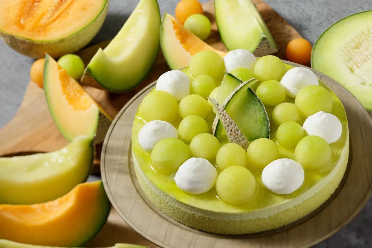 メロンの果肉とホイップクリームが美しく飾られたメロンムースケーキ