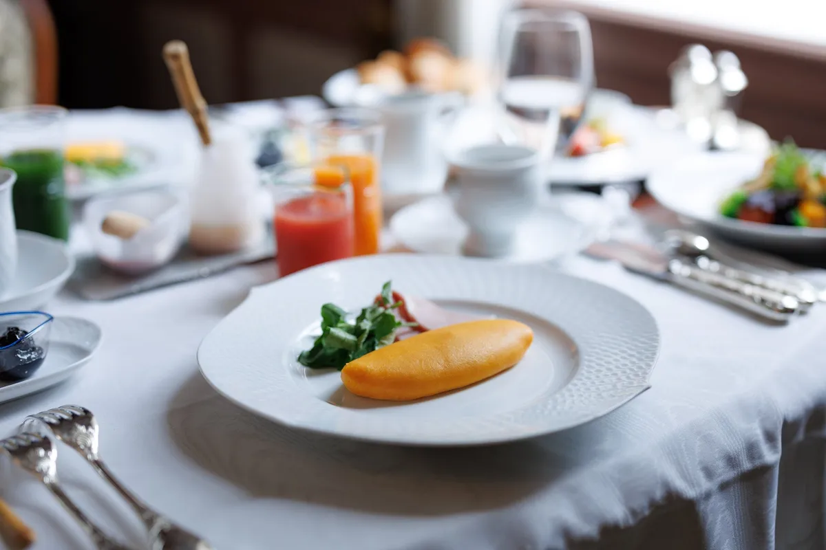 優雅なテーブルに並ぶ朝食