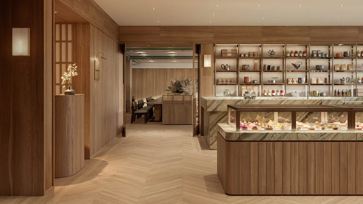 木目を基調とした高級感のあるThe Patisserieの店内