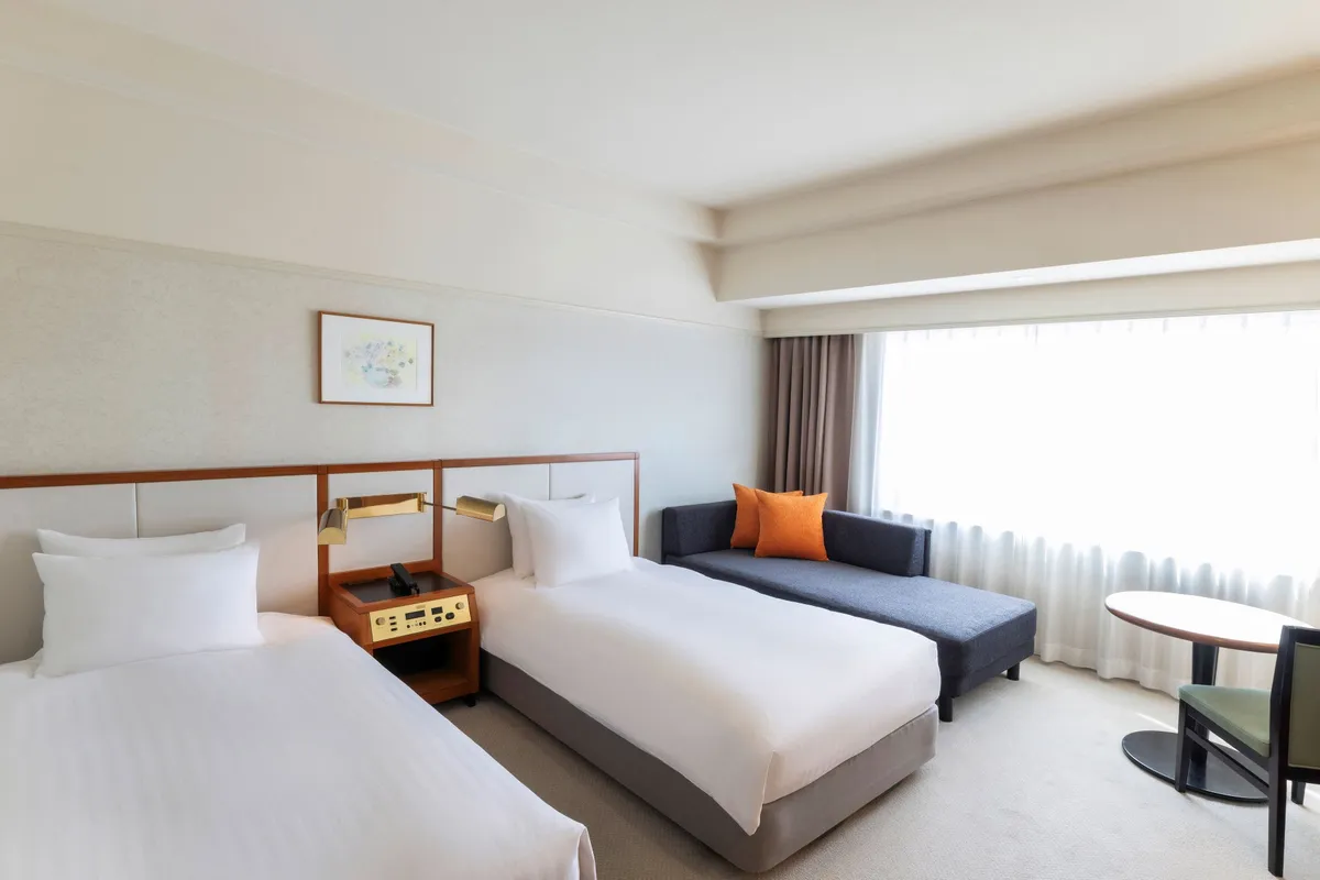 窓際のソファベッドを活用し、最大3名まで宿泊可能な機能的な客室