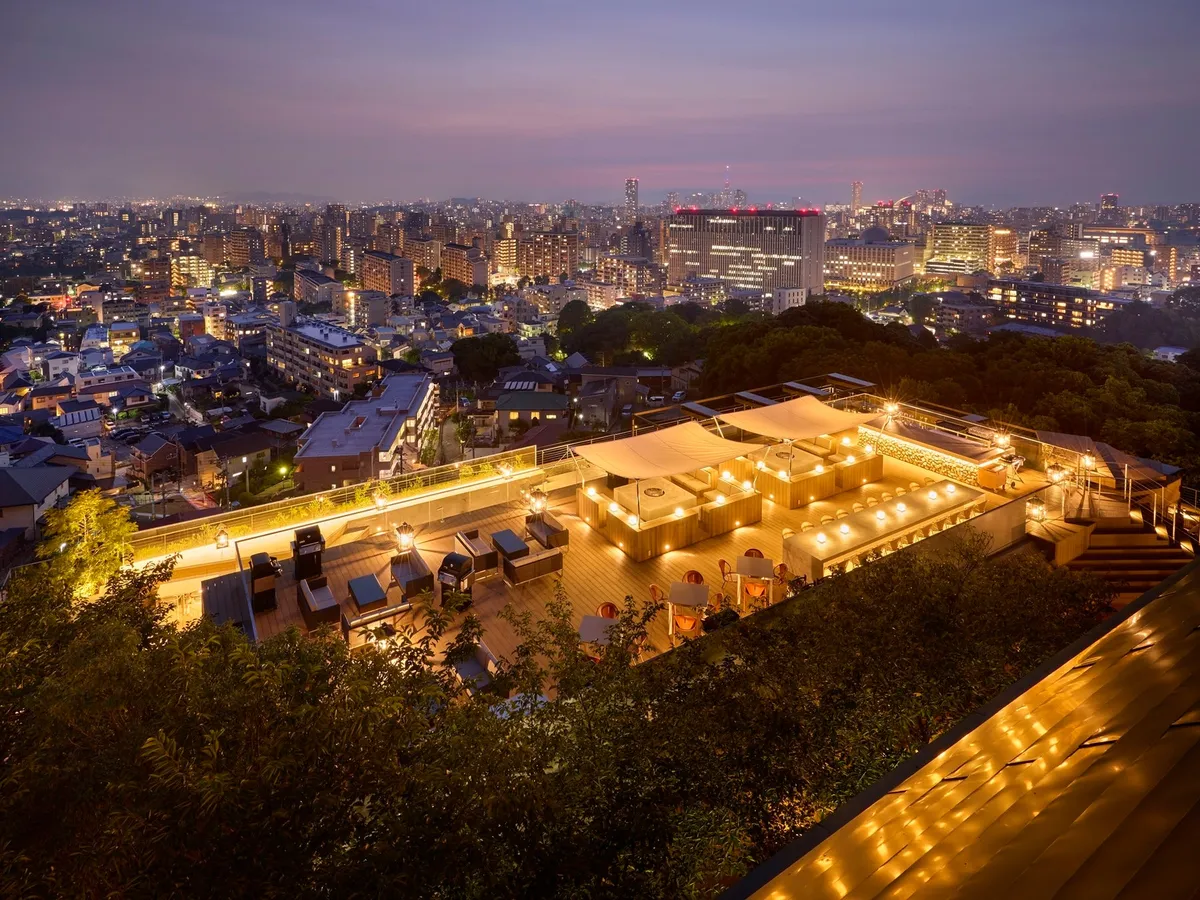 福岡の夜景を見渡す開放的なルーフトップテラスの全景