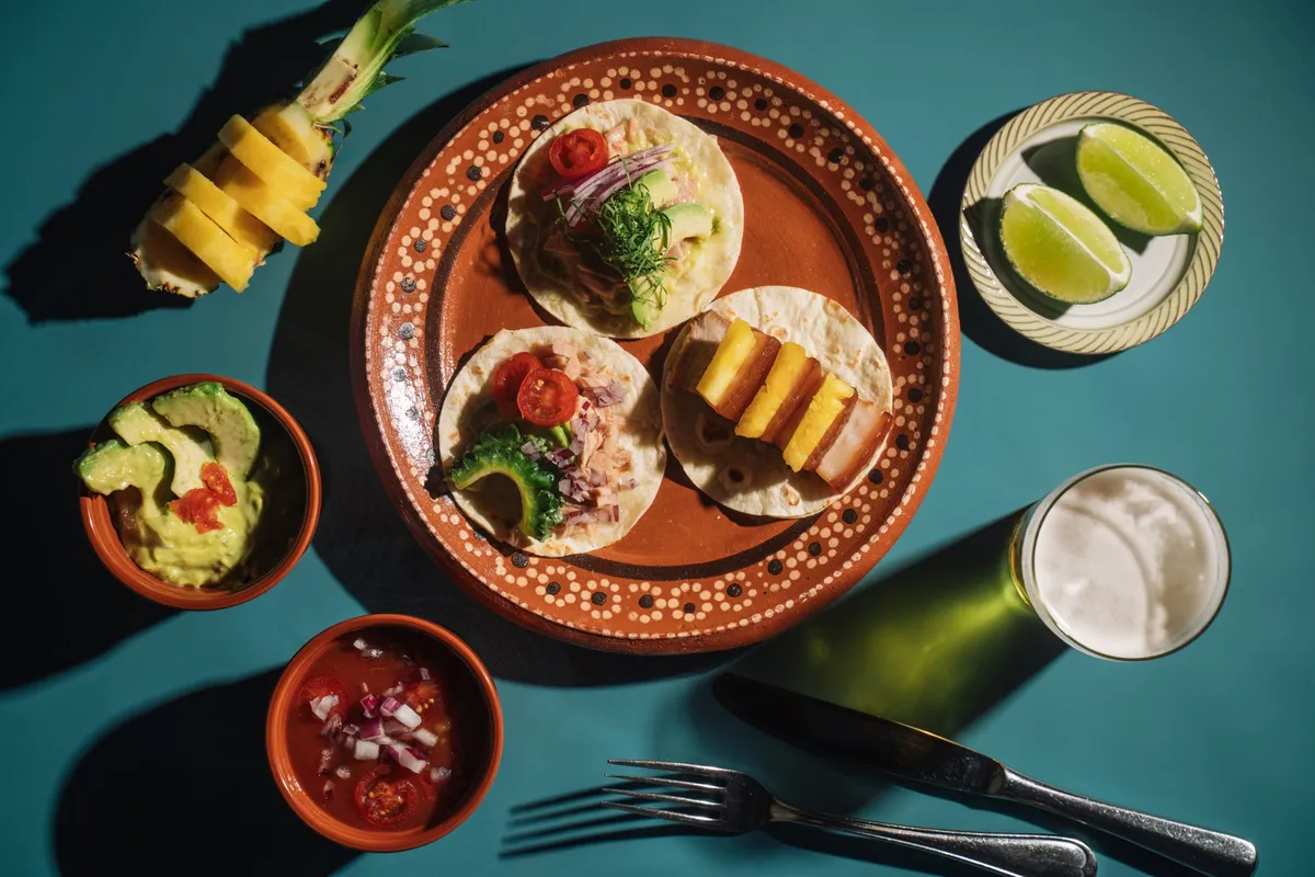 島スパイスや南国フルーツを添えた彩り豊かなオリジナルタコス