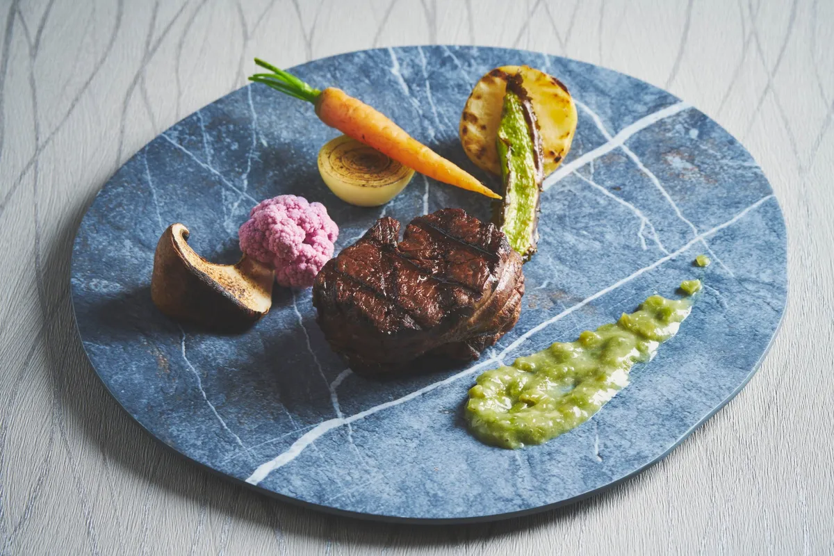 美しい盛り付けの牛フィレ肉と季節野菜