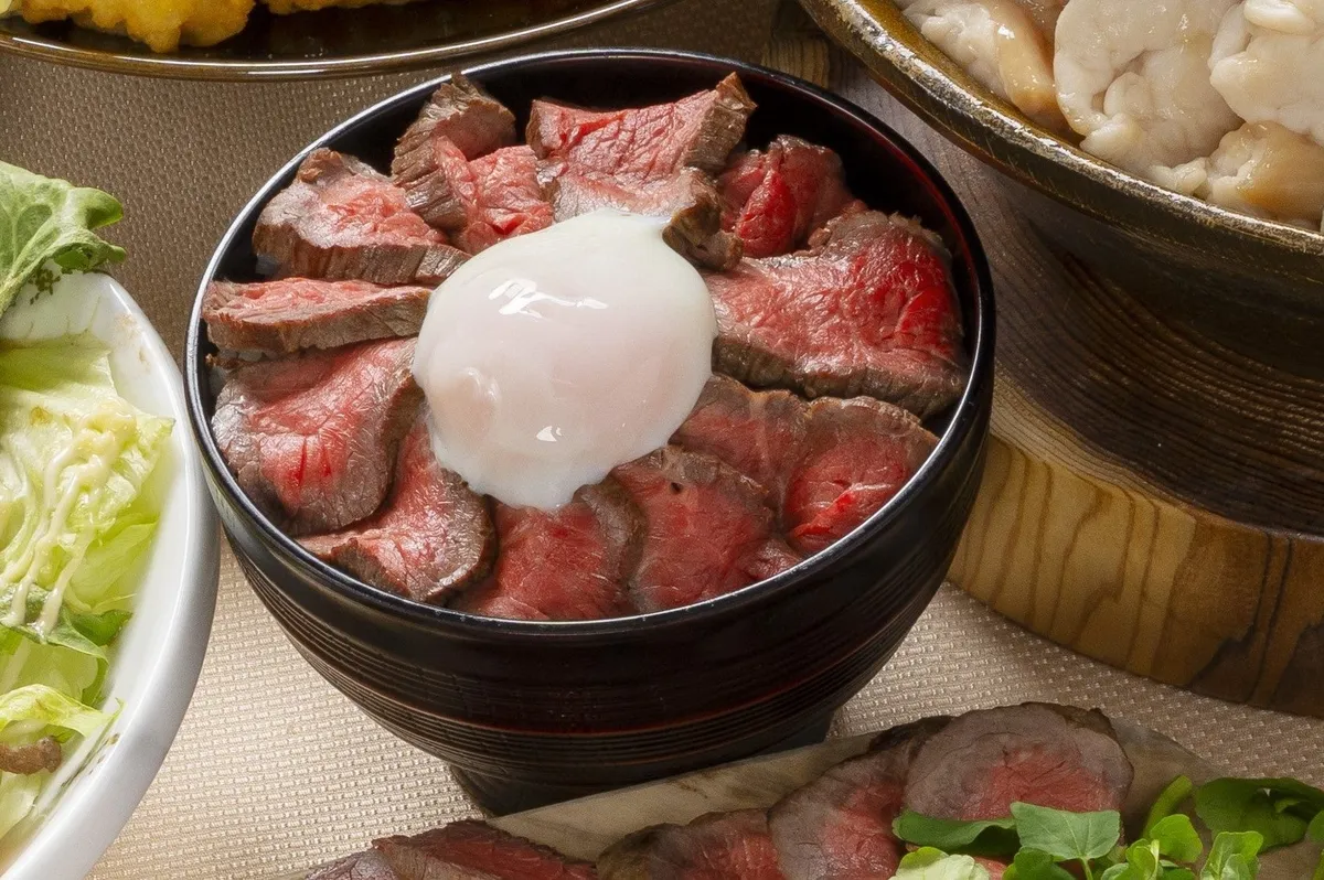 温泉卵がのった阿蘇名物の赤牛丼